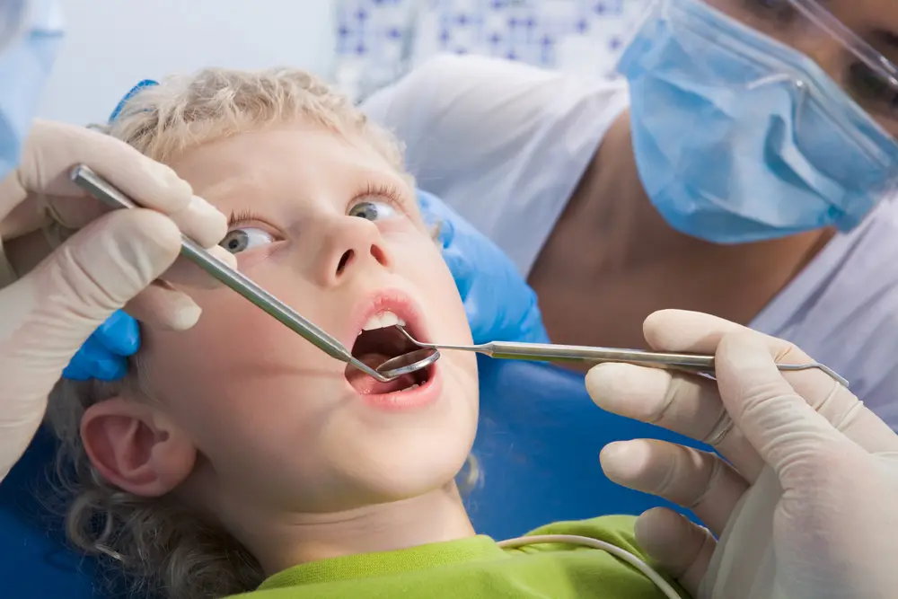 Consejos para evitar el miedo de tus hijso al acudir a la clinica dental infantil