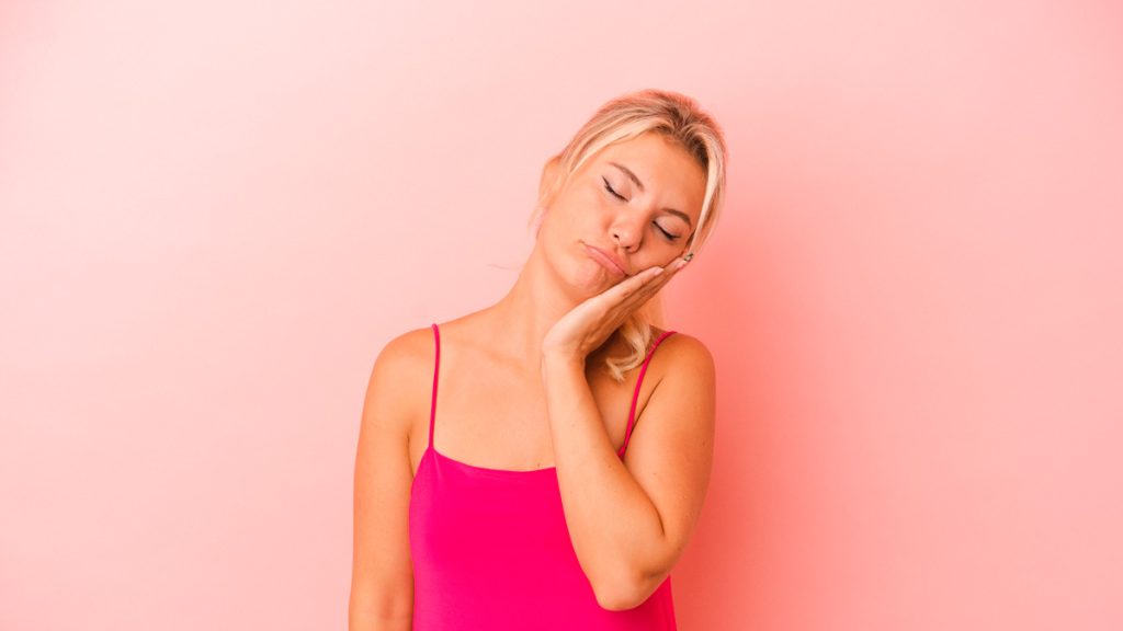 mujer con el lado de la cara dormido