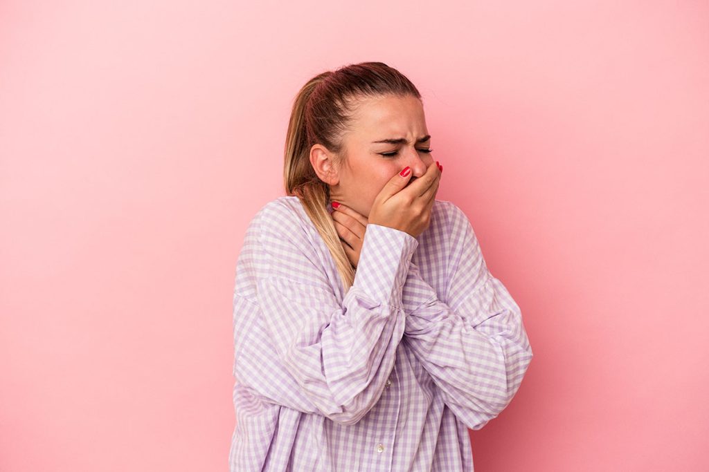 Mujer se queja de la garganta por tonsilolitos