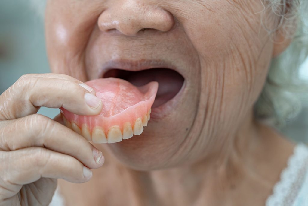 Cómo solucionar problemas de la dentadura postiza