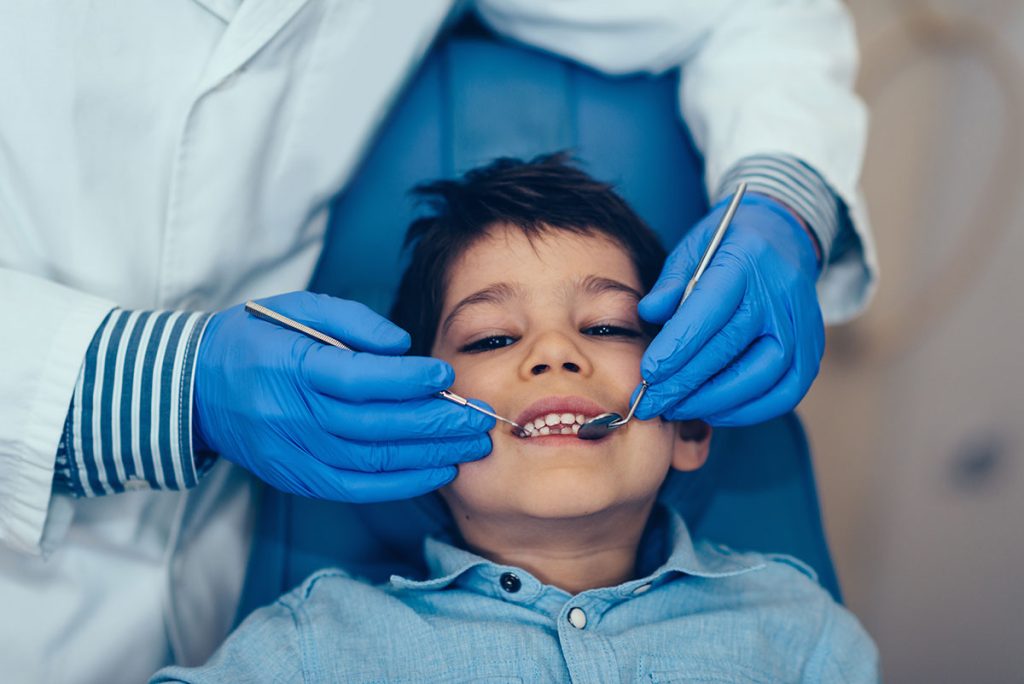 Revisión bucodental de los niños en el dentista