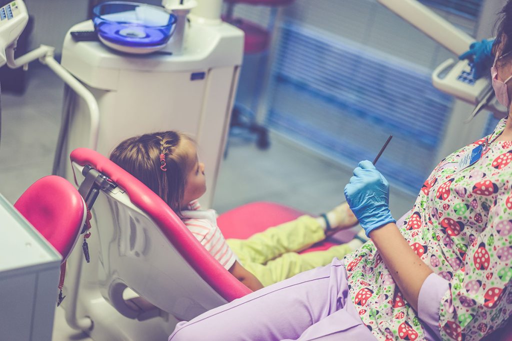 niña preparada para su primera limpieza bucodental