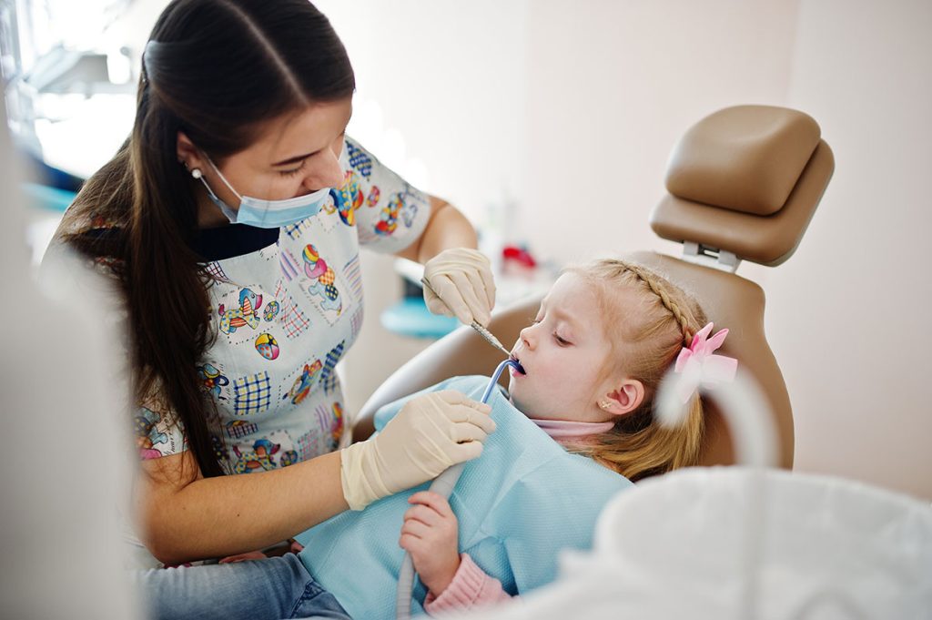 niña durante su primera vez en el dentista