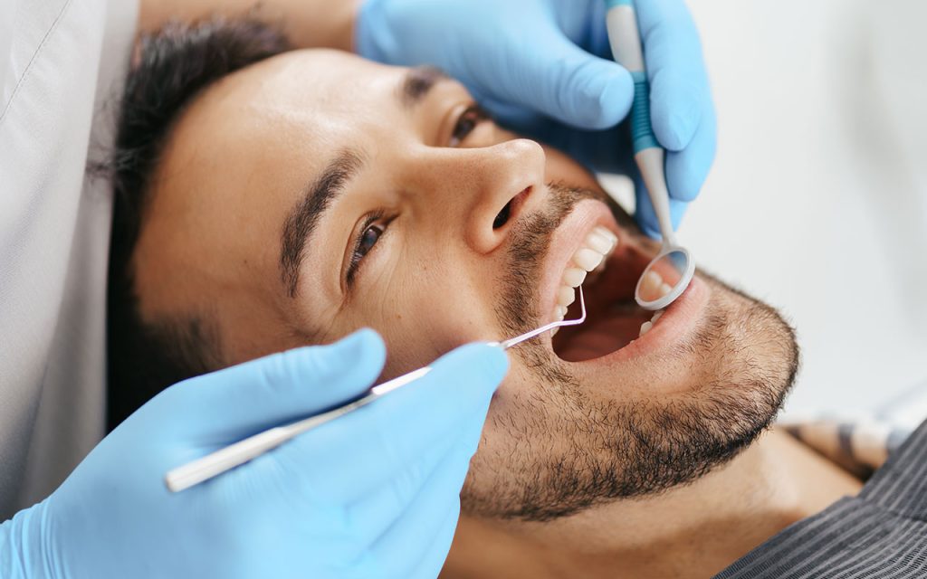 hombre acudiendo a una revisión dental