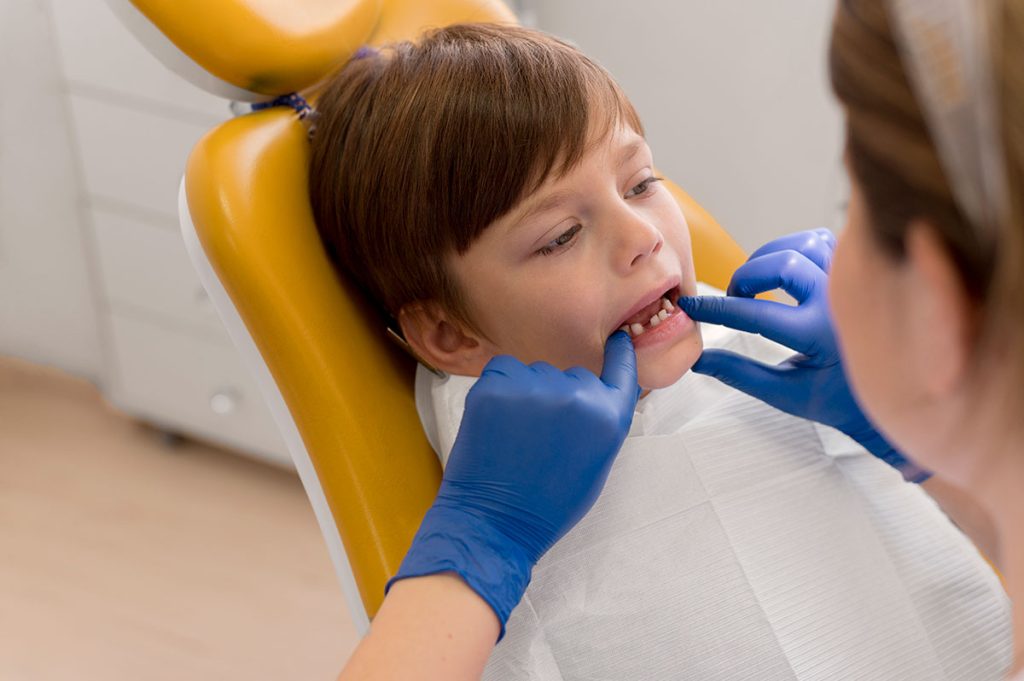 Niño durante una revisión en el dentista