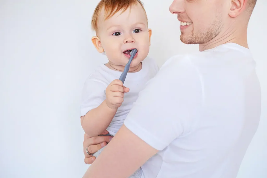 Técnica correcta para cepillar los dientes de un bebé paso a paso