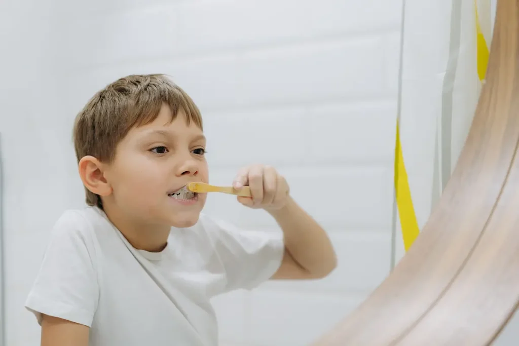 niño cepillándose los dientes sin supervisión