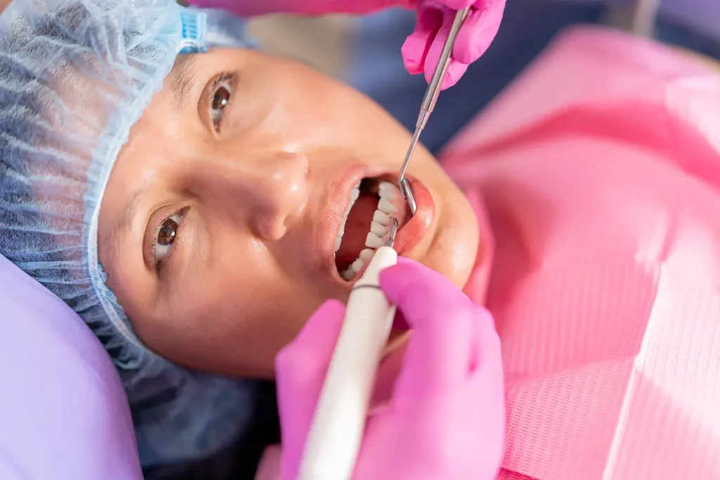 persona recibiendo un tratamiento de limpieza o raspado dental