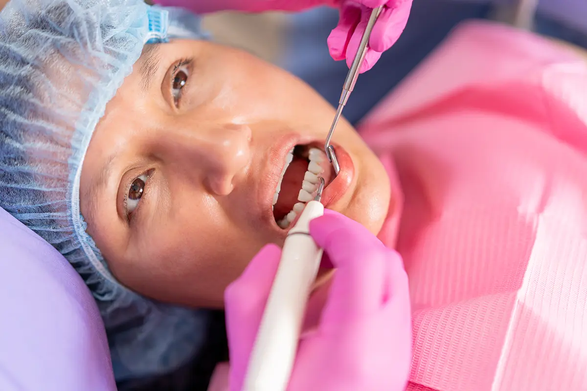 persona recibiendo un tratamiento de limpieza o raspado dental